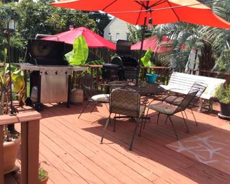 Beautiful private suite close to all attractions. One mille to hospital. - Morehead City - Patio