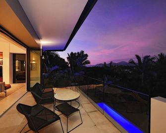 61 Murphy Street - Luxury Holiday Home - Port Douglas - Balcón