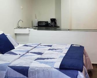 Habitación equipada con horno, refrigeradora, cafetera, lavatrasto y barra - San Salvador - Bedroom