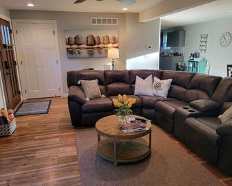 Charming remodeled 4-Bedroom home with fire pit - Spirit Lake - Sala de estar