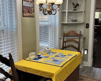 Close to Historic Downtown - “Just Like Mom’s House” - Bethlehem - Dining room