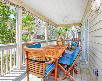 Modern 2BR + Loft Retreat with Bay-View Deck & Steps to Beach w/ Bunk Beds - Captiva - Balcony