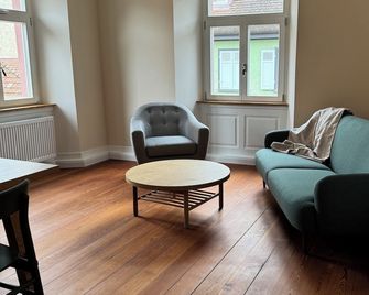 Stylish vacation apartment in a historic property in the pedestrian zone - Breisach am Rhein - Wohnzimmer