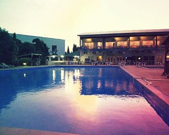 Aun Hotel Conference Centre & Spa - Yola - Piscina