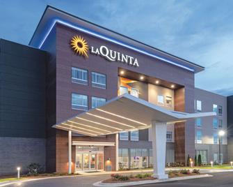 La Quinta Inn & Suites by Wyndham Opelika Auburn - Opelika - Bygning