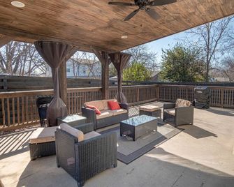 Lovely 3 BR Home Only 9 Minutes from Downtown - San Antonio - Balcony