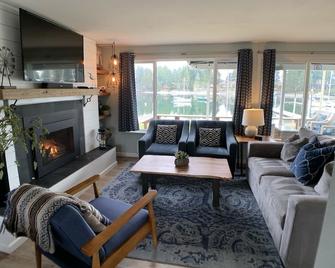 The Beach Barn - Puget Sound Low Bank Waterfront, Case Inlet in Allyn WA - Allyn - Living room
