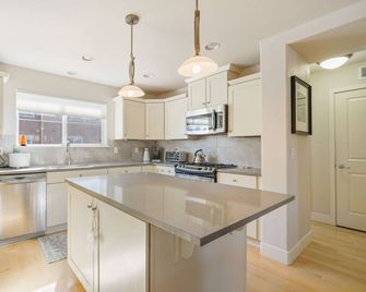 Retreat in quiet open concept townhome - 2 car garage, office,15 min to Boulder - Longmont - Kuchyň