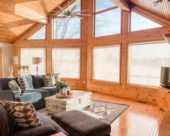 Waterfront- Lake Barkley- Stunning Views - Cadiz - Wohnzimmer