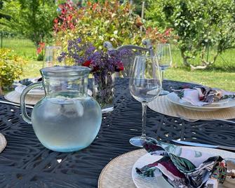 A delightful cottage with shared pool and sun terrace. - Longecourt-lès-Culêtre - Restaurante