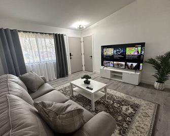 Cozy Getaway with King bed & 70inTV - Carmichael - Living room