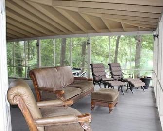 Waterfront Cabin/Clean Water/Jump off the top/Space for large family/fishing - Muscle Shoals - Patio