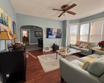 Charming Historic Home with 2 Queen Beds & Backyard in Fulton, IL - Fulton - Living room