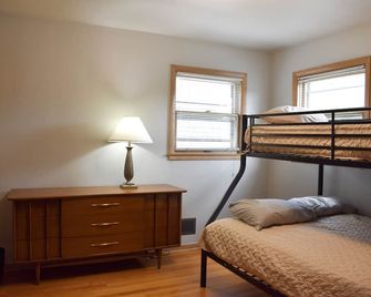 Mid-Century Upper in Riverwest - Milwaukee - Bedroom