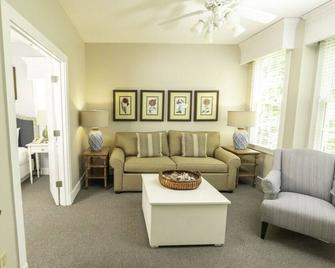 Quiet end home. Walk to Water Country, minutes to Busch Gardens, Pools & Golf - Williamsburg - Living room