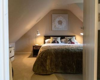 Large 1 Bed Barn Conversion, Amazing Views & Close To Station - Hertford - Bedroom