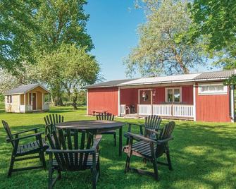 This cottage is located on the Laxarve farm in an area with impressive, cultural-historical treasure - Slite - Patio
