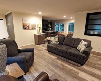 Peaceful Retreat on a 30 Acre Tree Farm - Clatskanie - Living room