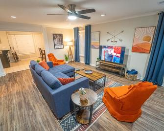 The Drover House By Usao In Chickasha, Fenced Yard, King Bed, Smart Tv, High Speed Wifi & Covered Parking - Chickasha - Huiskamer