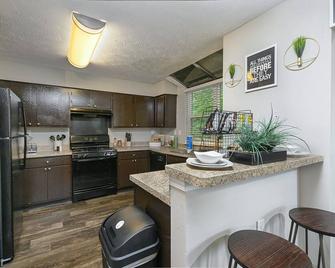 1BD1BA ATL Home - 15 minutes to the Battery ATL & City - w/free parking - Dunwoody - Kitchen