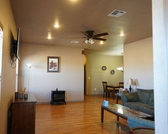 We offer discounted rates for Holloman AFB TDY/ other 6 month or more tenants. - Alamogordo - Olohuone