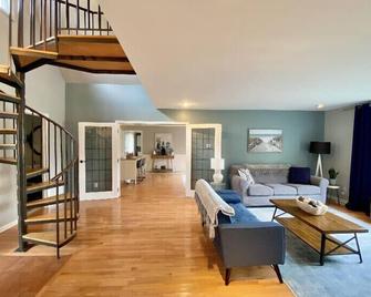 Cozy 3br Harbor House Near Lake Michigan, Huge Deck And Yard - Benton Harbor - Living room