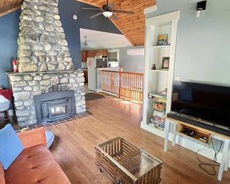 Waterfront On Pettengill Pond - Windham - Living room