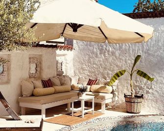 Mina Otel By Adda Alacati - 切什梅 - 天井