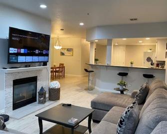 King bed, garage, cable, W/D, WIFI 600 Mbps, fireplace. Ground floor condo - San Ramon - Living room
