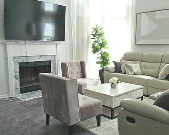 House near RDU and RTP with modern bathrooms and first floor bedroom - Morrisville
