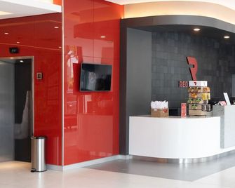 Red Planet Bgc The Fort - Taguig - Front desk