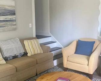 A Short Walk to the Beautiful Beach! - Harbor Beach - Sala de estar