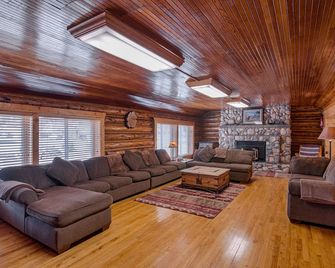 Absaroka Cabin, Sleeps up to 14, 5 Blocks from Yellowstone's West Entrance. - West Yellowstone - Living room