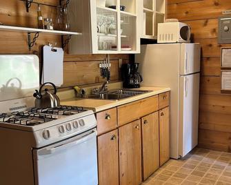 1 Bedroom Cottage on the Cowichan River - Lake Cowichan - Kitchen