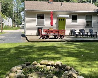 Cozy Cottage w/ Patio, Large Backyard, Close to Lake, Township Park & the Strip! - Geneva - Patio