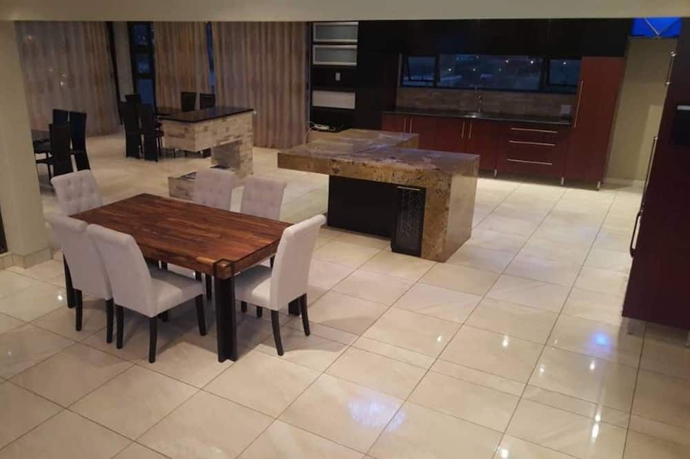 Feel at home while away from home - ווינדהוק - חדר אוכל