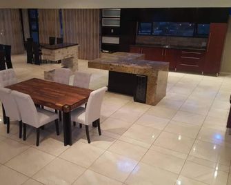 Feel at home while away from home - ווינדהוק - חדר אוכל