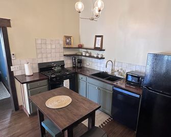 Charming Vintage 1-bedroom apartment with WiFi, AC in lovely Porterville - Porterville - Cocina