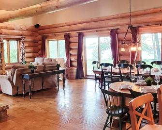 Beautiful Chalet on the Lake! - Carleton Place - Restaurant