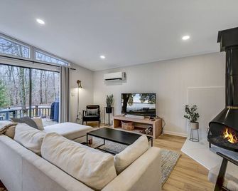 Oak View - Upscale Retreat w/ Vintage Fireplace, Sonos Sound, & Firepit - Tobyhanna - Living room