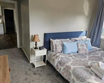 Stay on State 2 bed - LaPorte - Спальня