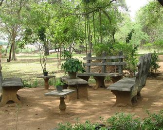 Spacious Rooms With Attached Bathrooms - Habarana - Innenhof