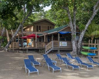 Stay & Dive in our cozy casita at Blue Island Divers Resort - Sandy Bay - 天井