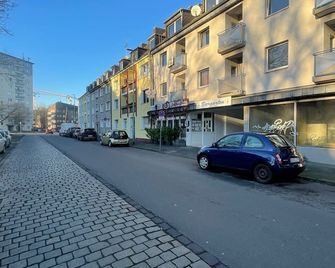 Centralsuites Duisburg - Shower, Livingroom & Wifi - Duisburg - Outdoors view