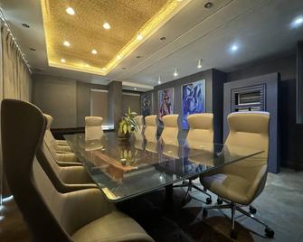 روتس هوتل أبارتمنت - أكرا - غرفة معيشة