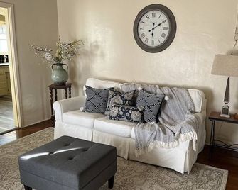 6 Ranch Farmhouse in the country! - Visalia - Sala de estar
