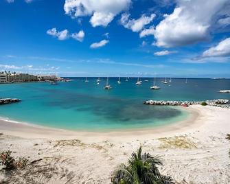 Private Beach Access! Full Kitchen, Outdoor Swimming Pool, Free Parking! - Cole Bay - Playa