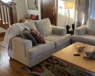 Charming 3 bed 1 bath home. 1 block to St. Mary's. 10 min walk to Mayo downtown. - Rochester - Living room
