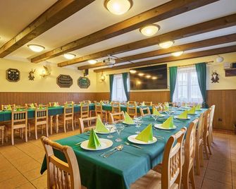 Stunning private villa for 12 guests with WIFI, TV and pets allowed - Pardubice - Restaurant