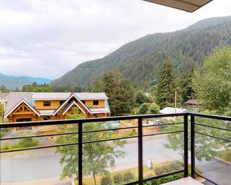 Harrison Lake View Suites - Two Bedroom Grand Suite 9 - Harrison Hot Springs - Balcony